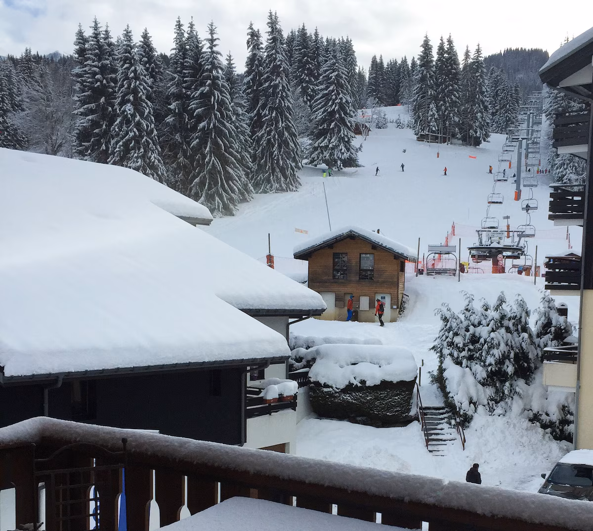 Le balcon sous la neige, face au télésiège des Esserts